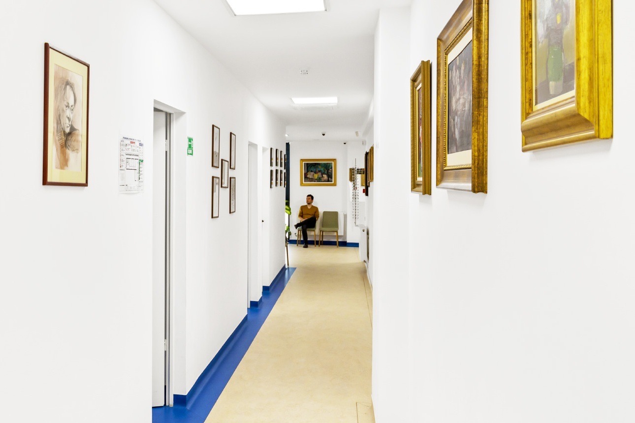 Holul clinicii din București, cu tablouri în rame aurii