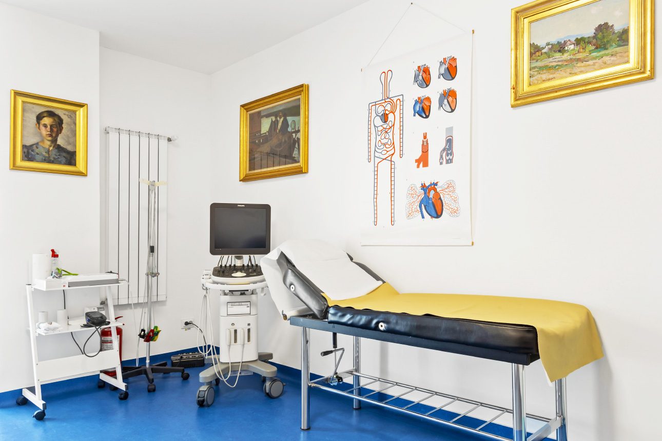 Cabinetul de cardiologie al Clinicii Ștefarimed, cu tablouri pe pereți