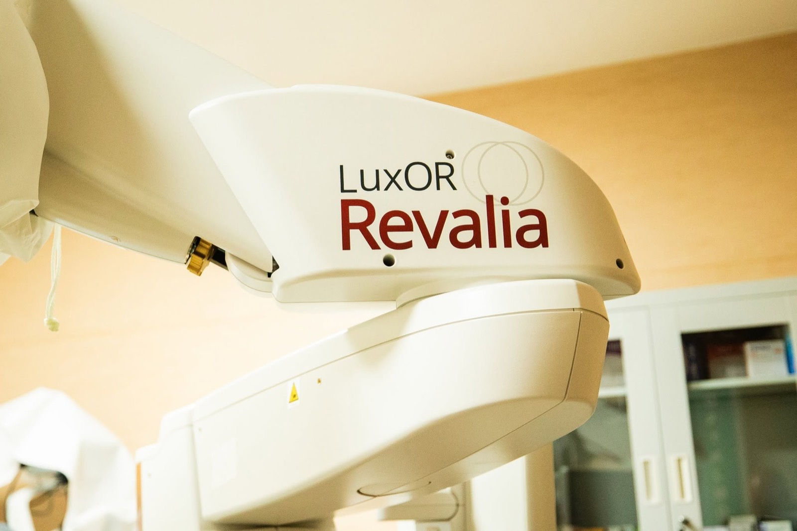 Microscopul chirurgical din sala de operații oftalmologice de la Târgu Jiu